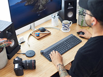 Bilgisayarda Çalışan Fotoğrafçı