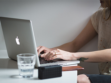 Bilgisayarda Yazan Kadın